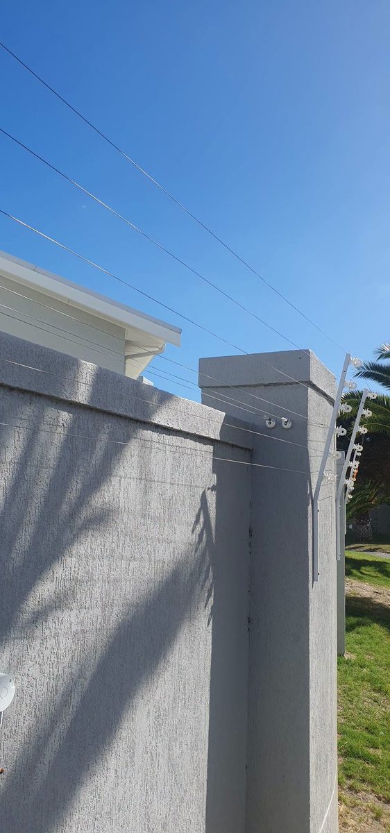 Wall-top perimeter security detail